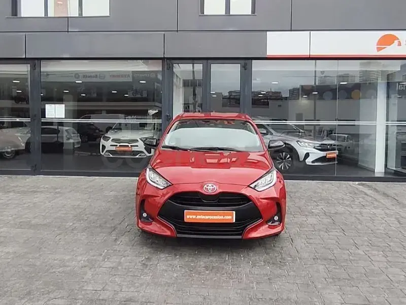 Usado Toyota Yaris 125 CV (91 kW) 2023 Rojo Utilitario