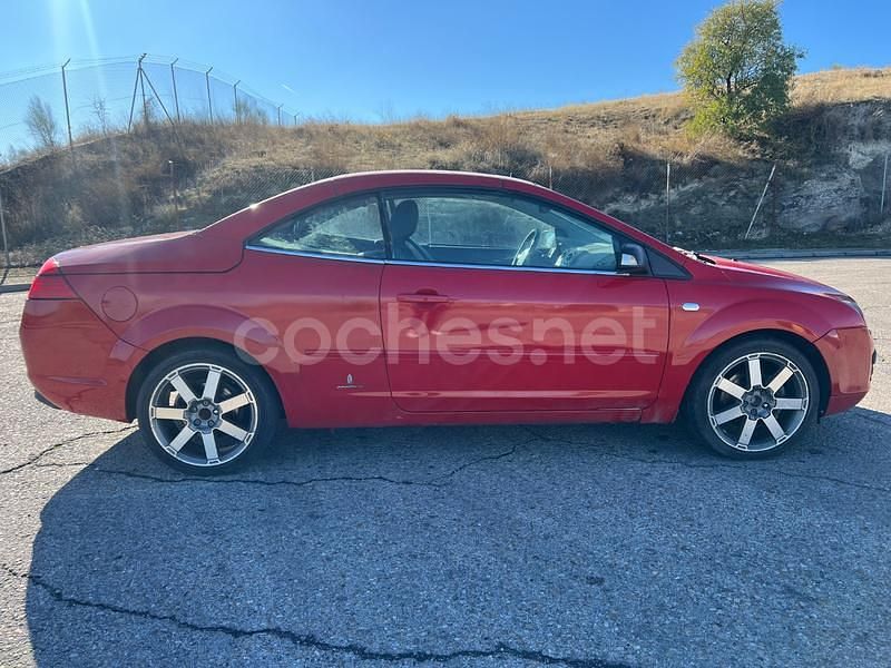 Usado Ford Focus Cabriolet Titanium 136 CV (100 kW) 2008 Rojo Descapotable