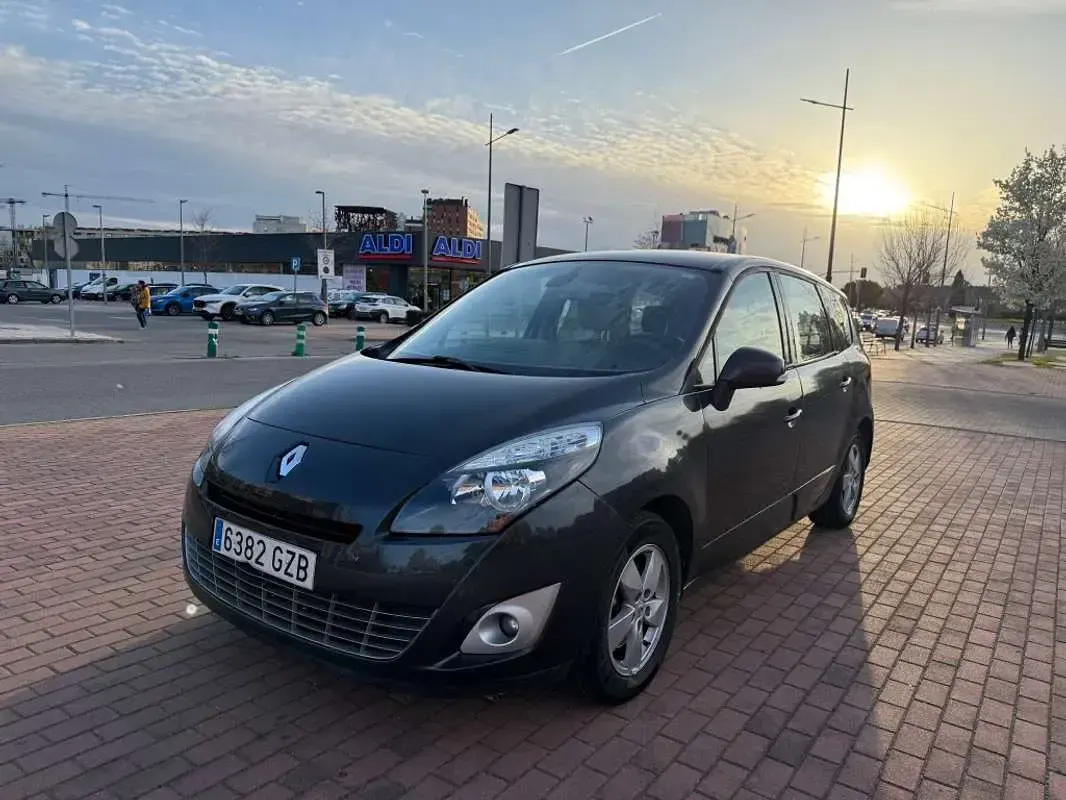 Usado Renault Scenic E-Tech Dynamique 131 CV (96 kW) 2010 Marrón Monovolumen