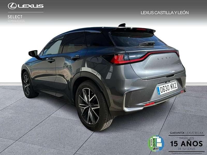 Usado Lexus LBX 136 CV (100 kW) 2025 Gris / plata SUV