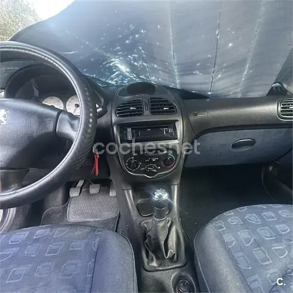 Usado Peugeot 206 70 CV (51 kW) 2004 Azul Berlina