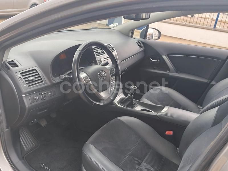 Usado Toyota Avensis Advance 124 CV (91 kW) 2014 Beige Berlina