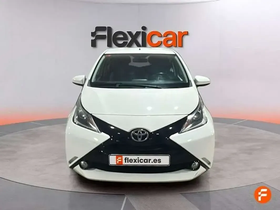 Usado Toyota Aygo X-play 69 CV (50 kW) 2017 Blanco Utilitario