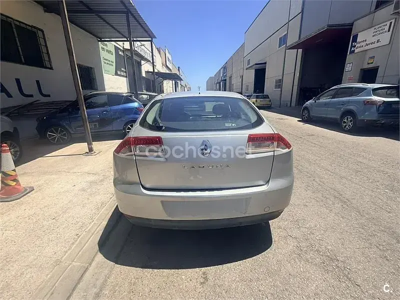 Usado Renault Laguna III Dynamique 150 CV (110 kW) 2007 Gris / plata Berlina