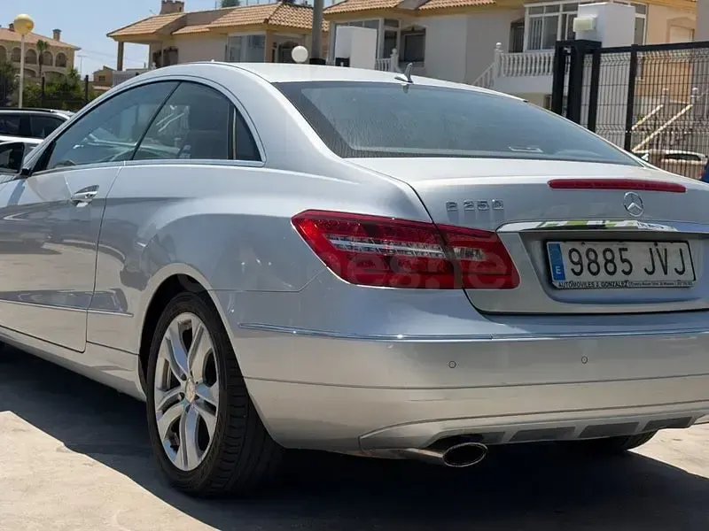Usado Mercedes E250 204 CV (150 kW) 2010 Gris / plata Coupe