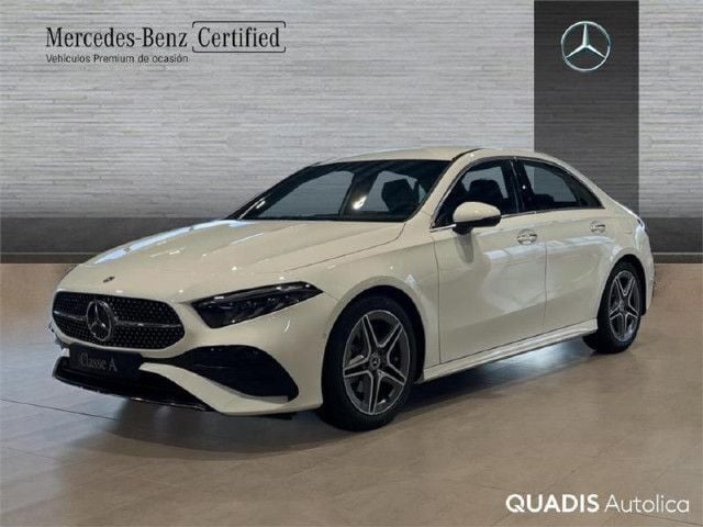 Usado Mercedes A180 AMG line 116 CV (85 kW) 2024 Blanco polar