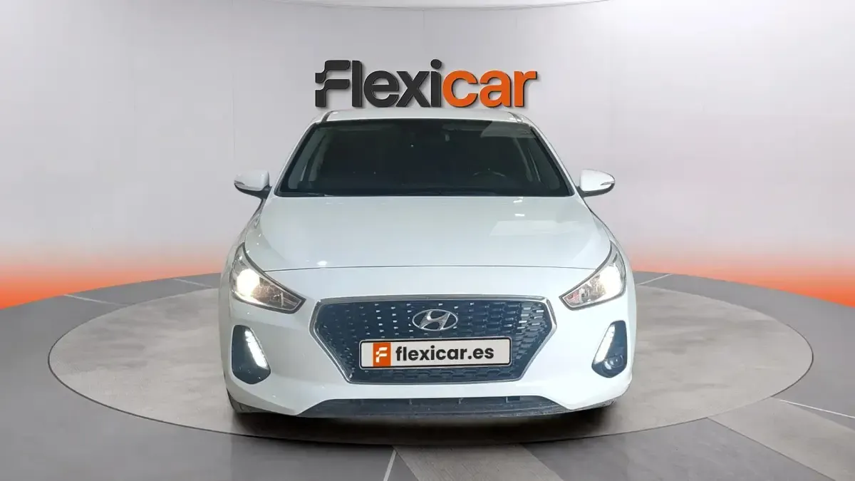 Usado Hyundai i30 110 CV (80 kW) 2018 Blanco Berlina