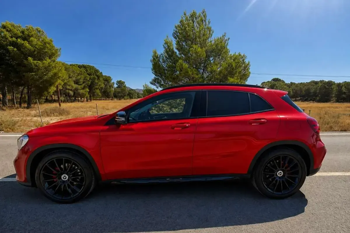 Usado Mercedes GLA180 122 CV (89 kW) 2020 Rojo SUV