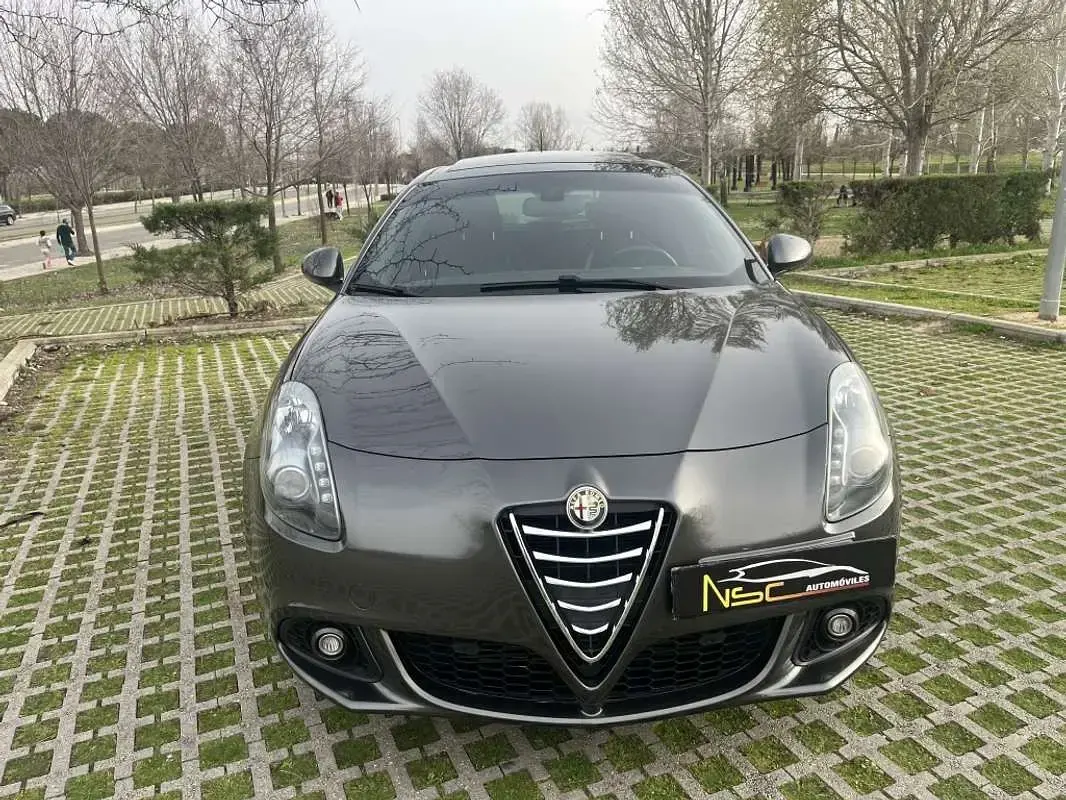 Usado Alfa Romeo Giulietta 170 CV (125 kW) 2015 Gris Utilitario