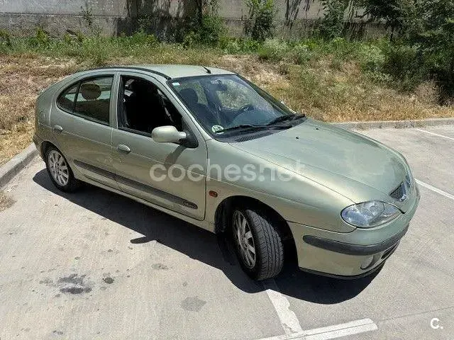 Usado Renault Mégane Authentique 110 CV (80 kW) 2001 Gris / plata Berlina