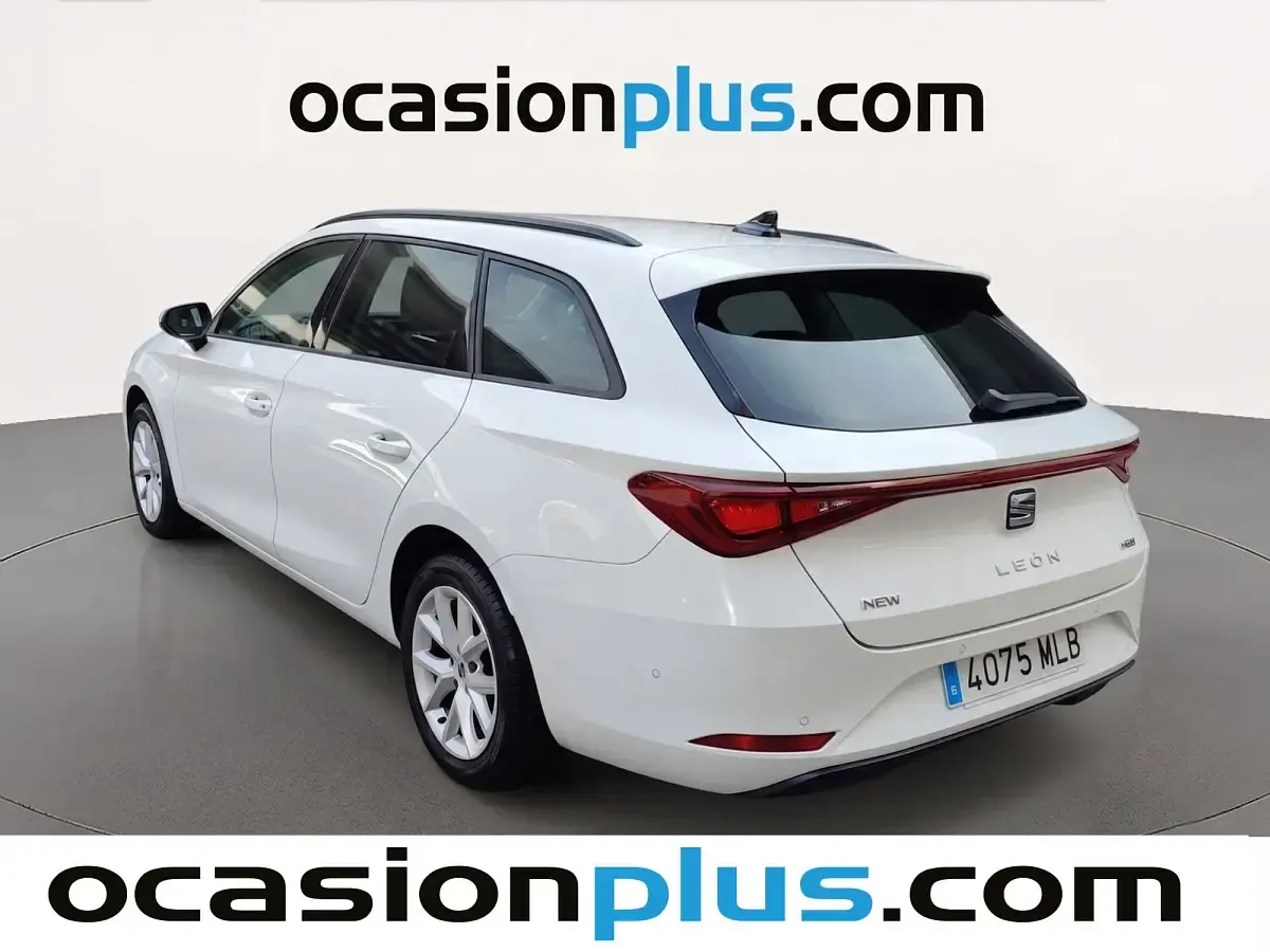Usado Seat Leon Style 150 CV (110 kW) 2023 Blanco Monovolumen