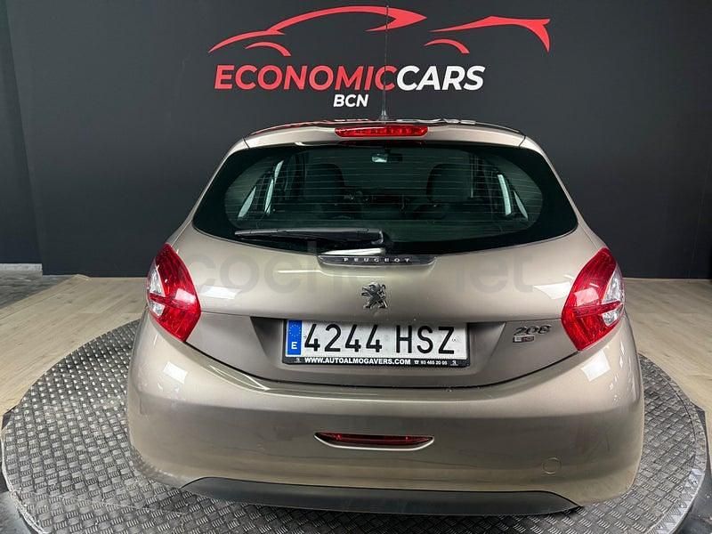Usado Peugeot 208 Active 92 CV (67 kW) 2013 Beige Utilitario