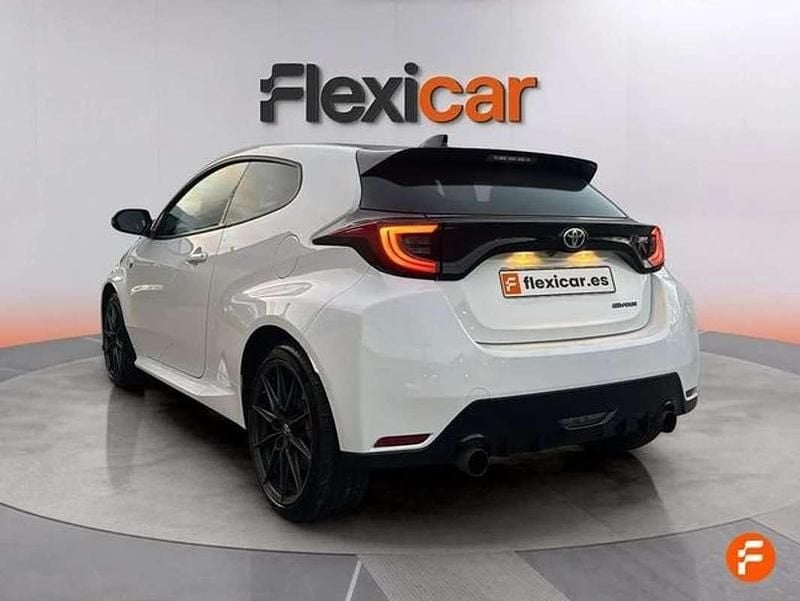 Usado Toyota Yaris 261 CV (191 kW) 2021 Blanco Utilitario
