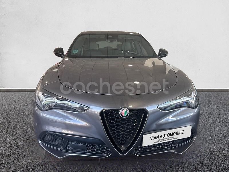 Usado Alfa Romeo Stelvio Sprint 160 CV (117 kW) 2023 Gris / plata SUV