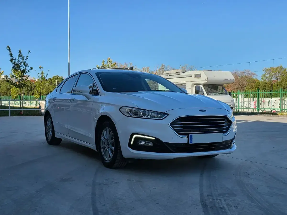 Usado Ford Mondeo Titanium 187 CV (137 kW) 2019 Blanco Berlina