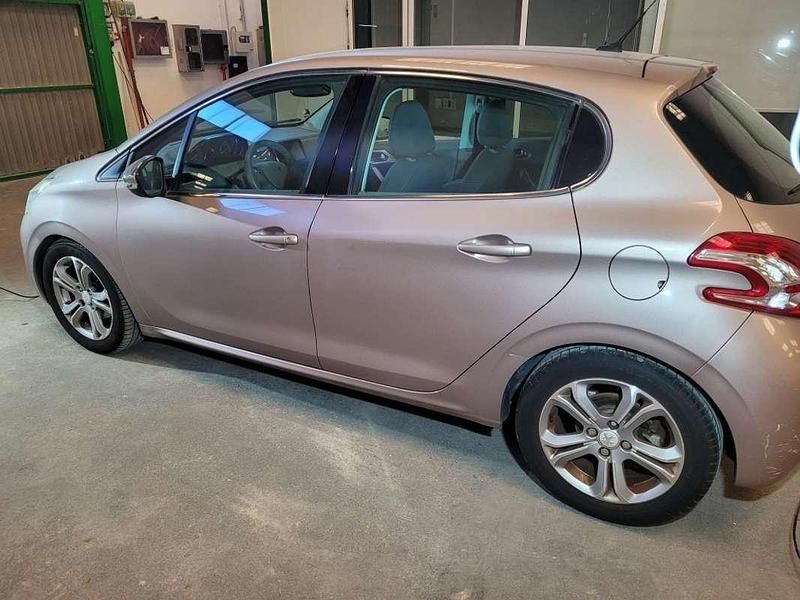 Usado Peugeot 208 Allure 120 CV (88 kW) 2012 Gris Utilitario