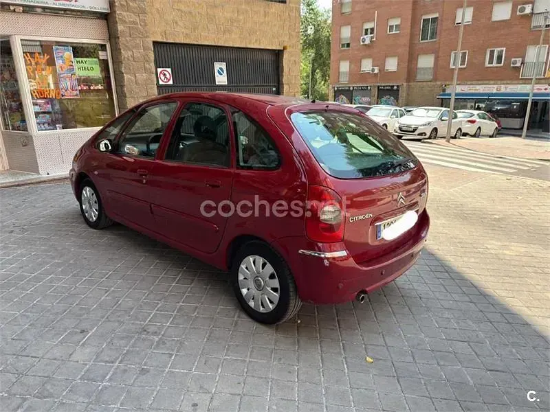 Usado Citroën Xsara Picasso Exclusive 110 CV (80 kW) 2010 Granate Monovolumen