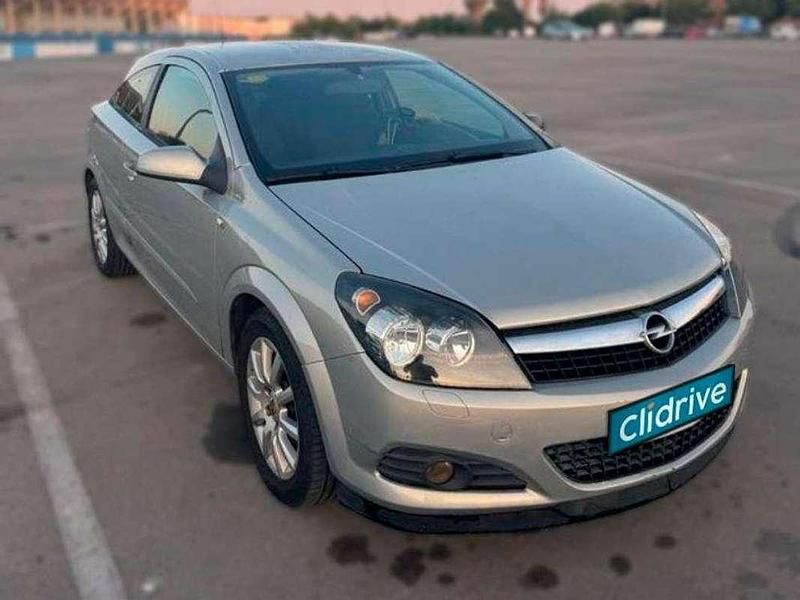 Usado Opel Astra GTC Essentia 90 CV (66 kW) 2007 Gris Utilitario