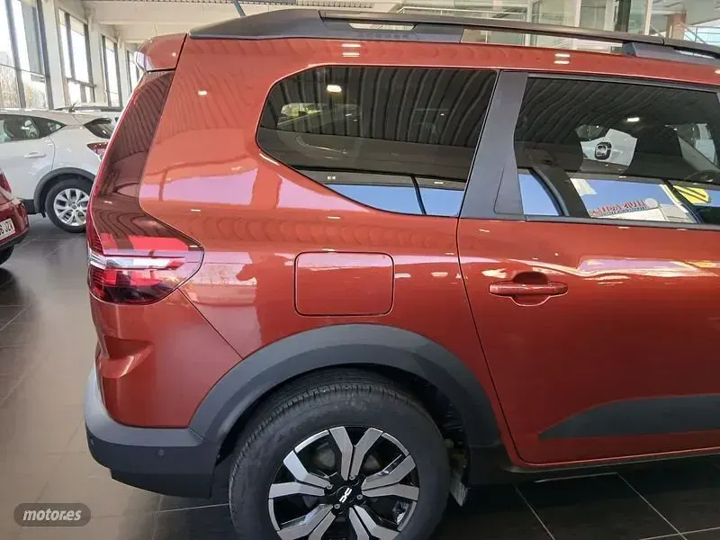 Usado Dacia Jogger Expression 110 CV (80 kW) 2024 Rojo Monovolumen
