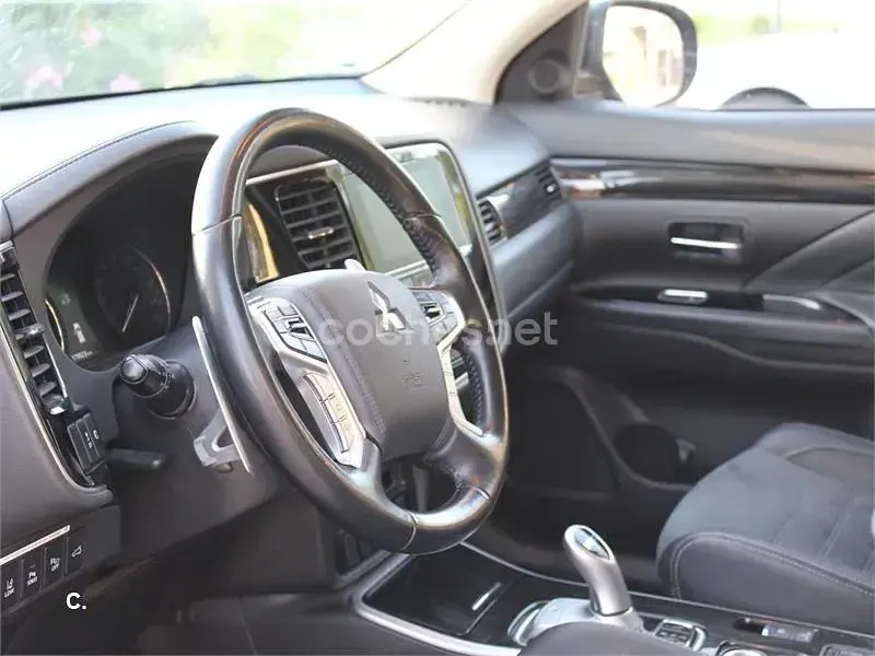 Usado Mitsubishi Outlander P-HEV 203 CV (149 kW) 2017 Negro SUV