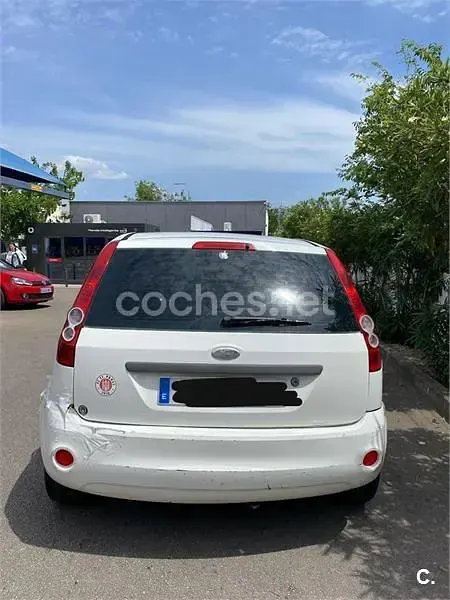 Usado Ford Fiesta Trend 80 CV (58 kW) 2006 Blanco Utilitario