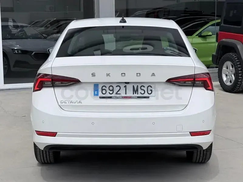 Usado Skoda Octavia Selection 116 CV (85 kW) 2024 Blanco Berlina