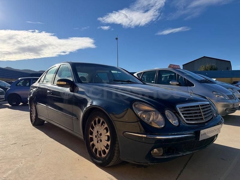 Usado Mercedes E270 Elegance 177 CV (130 kW) 2003 Azul Berlina