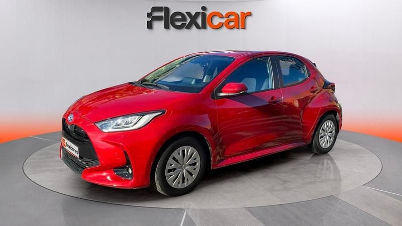 Usado Toyota Yaris Hybrid Active 116 CV (85 kW) 2023 Rojo Utilitario