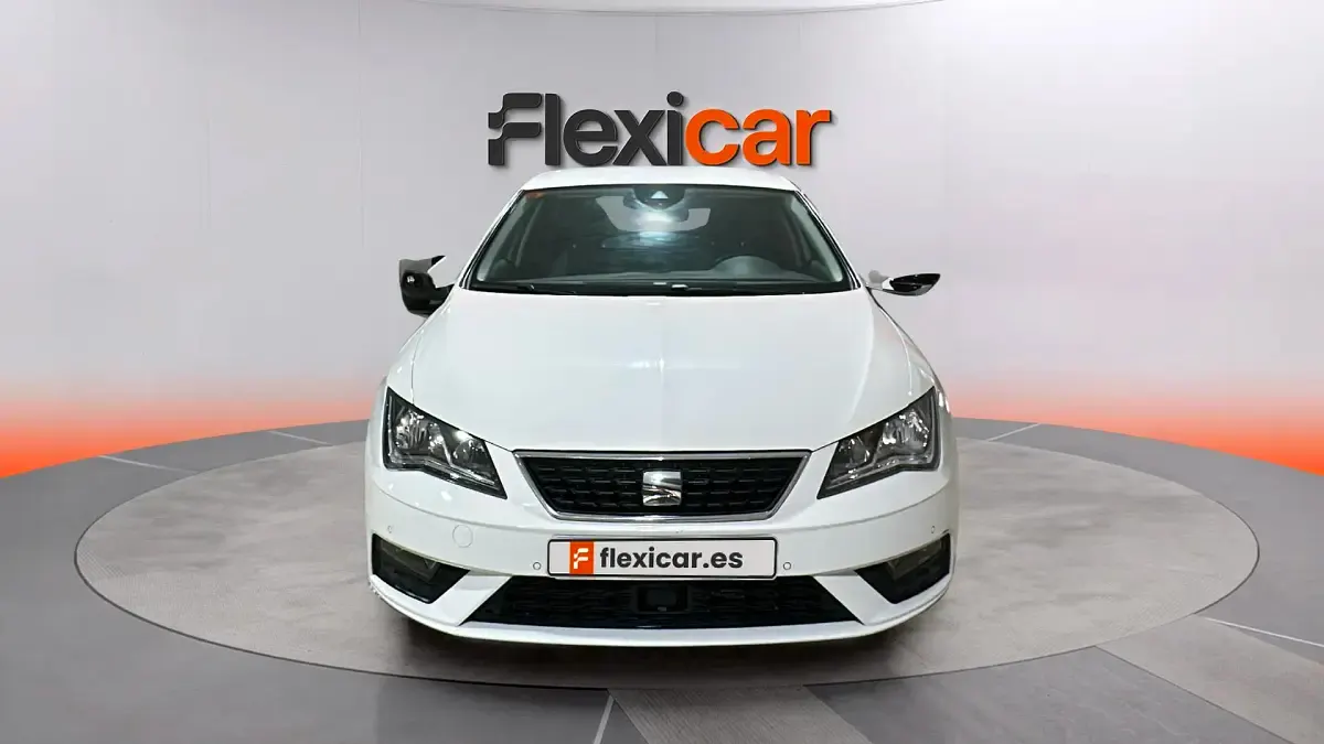 Usado Seat Leon Style 130 CV (95 kW) 2019 Blanco Berlina