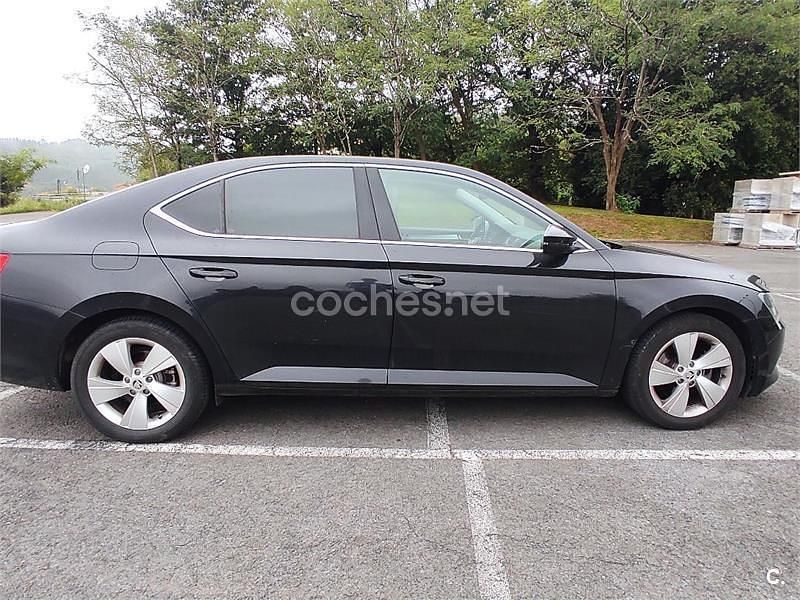 Usado Skoda Superb Ambition 150 CV (110 kW) 2018 Negro Berlina