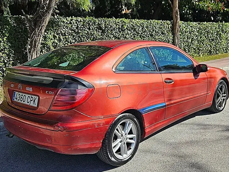 Usado Mercedes C200 122 CV (89 kW) 2003 Rojo Berlina