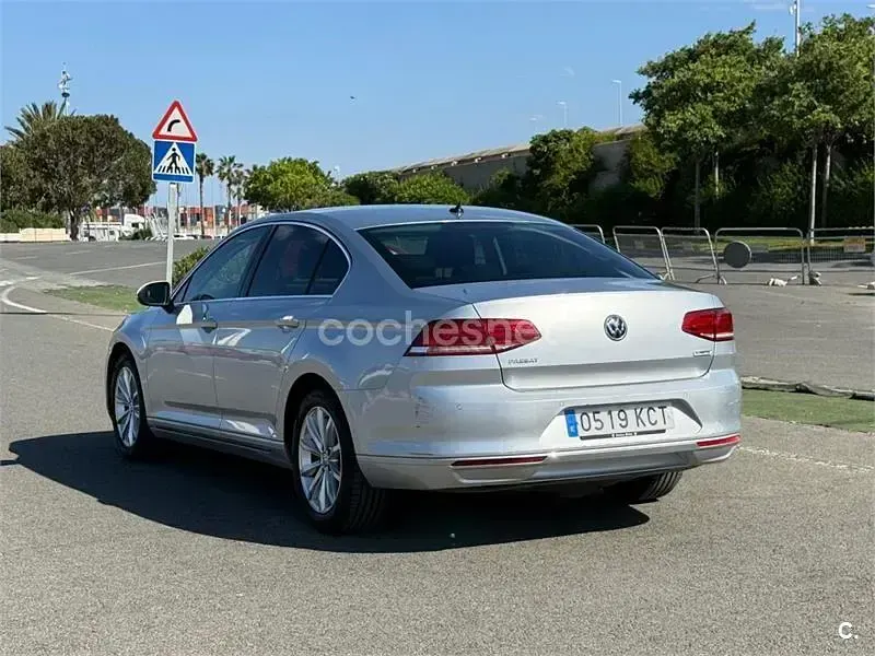 Usado VW Passat Advance 150 CV (110 kW) 2017 Gris / plata Berlina