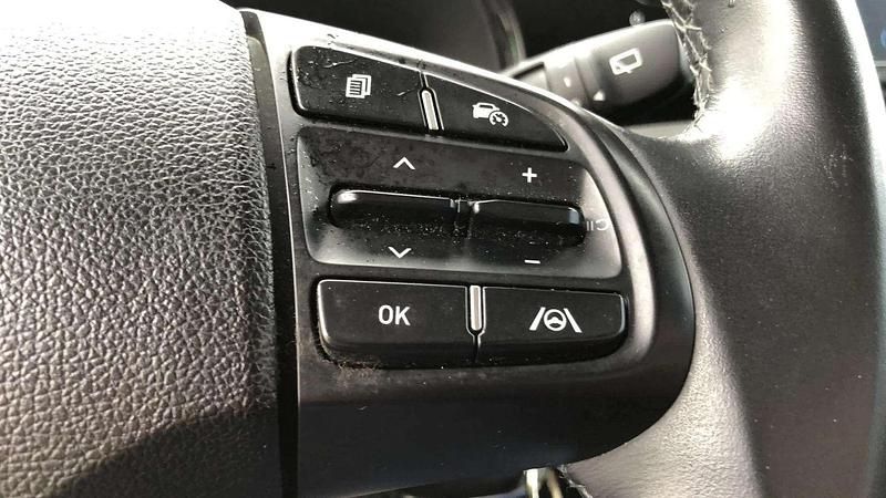 Usado Hyundai i10 67 CV (49 kW) 2024 Rojo Utilitario