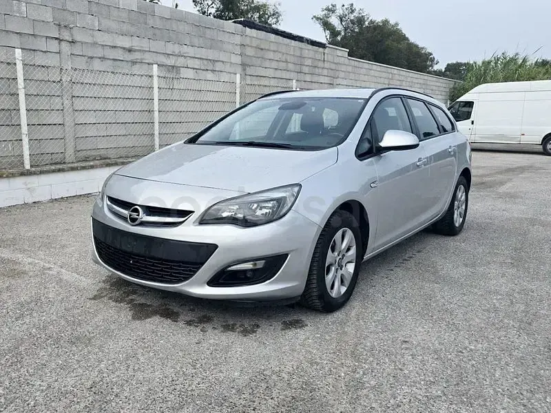 Usado Opel Astra Selective 110 CV (80 kW) 2015 Gris / plata Familiar