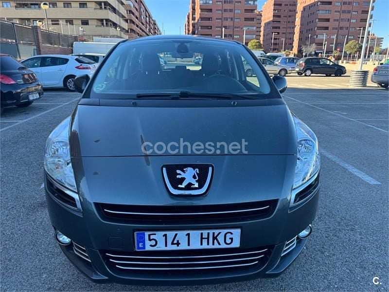 Usado Peugeot 5008 112 CV (82 kW) 2012 Gris / plata Monovolumen