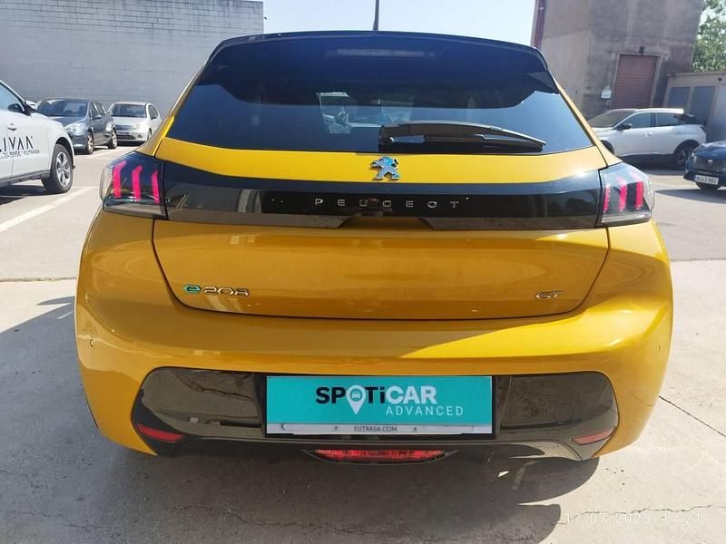 Usado Peugeot e-208 GT 100 kW (136 CV) 2021 Dorado Utilitario