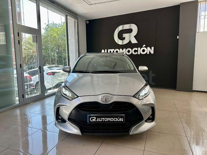Usado Toyota Yaris 125 CV (91 kW) 2023 Gris / plata Utilitario