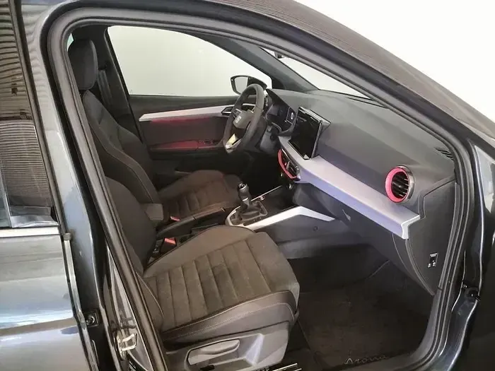 Usado Seat Arona Xperience 115 CV (84 kW) 2025 Gris SUV