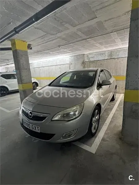 Usado Opel Astra Cosmo 115 CV (84 kW) 2010 Gris / plata Berlina