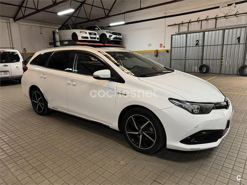 Usado Toyota Auris Hybrid Active 136 CV (100 kW) 2018 Blanco Familiar