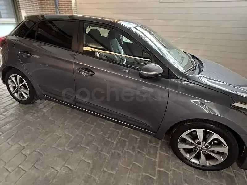 Usado Hyundai i20 101 CV (74 kW) 2017 Gris Berlina