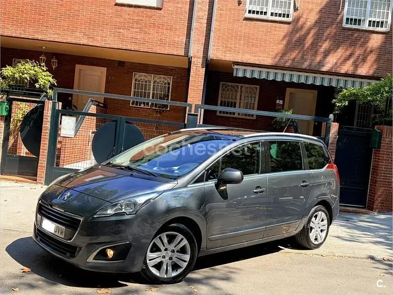 Usado Peugeot 5008 Style 120 CV (88 kW) 2017 Gris / plata Monovolumen