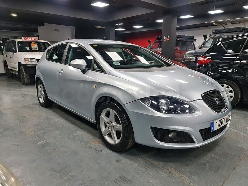 Usado Seat Leon Reference 105 CV (77 kW) 2011 Gris / plata Berlina