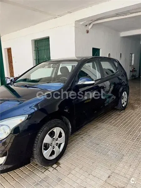 Usado Hyundai i30 Comfort 109 CV (80 kW) 2009 Negro Berlina