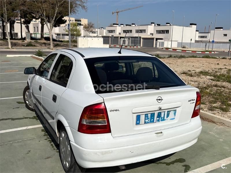 Usado Opel Astra Club 75 CV (55 kW) 2001 Blanco Berlina