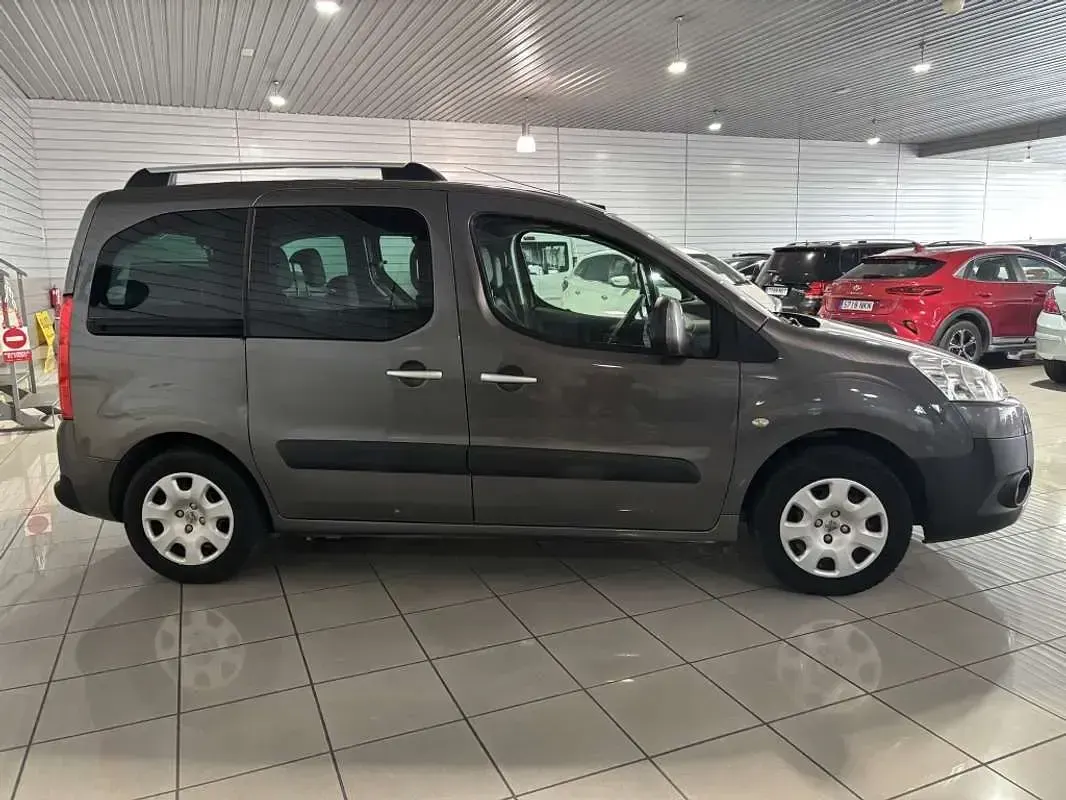 Usado Peugeot TePee Premium 109 CV (80 kW) 2009 Gris Van