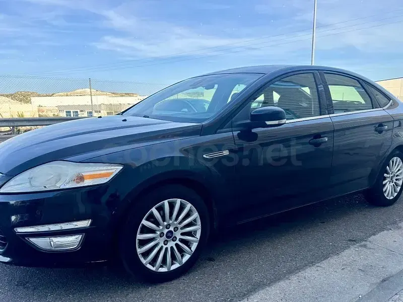 Usado Ford Mondeo Limited 140 CV (102 kW) 2014 Negro Berlina