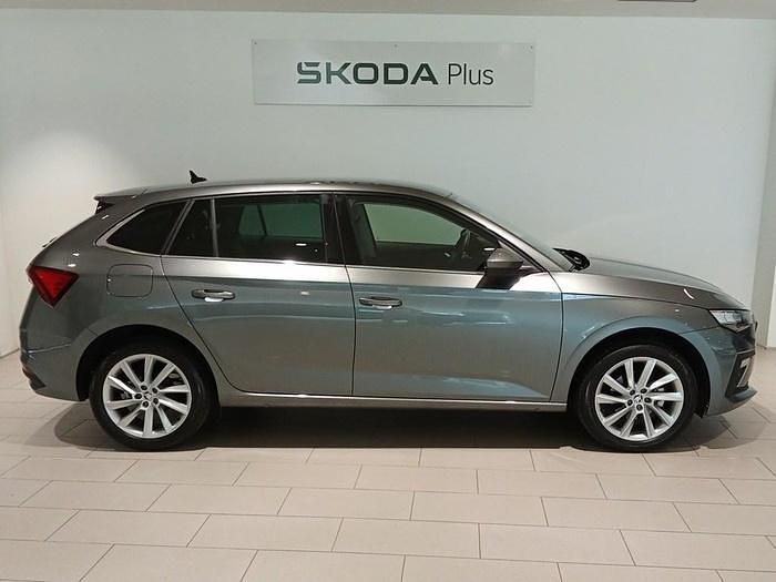 Usado Skoda Scala Selection 115 CV (84 kW) 2024 Gris Utilitario