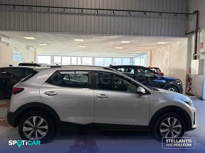 Usado Kia Stonic 100 CV (73 kW) 2024 Gris / plata SUV