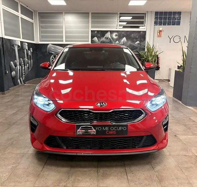 Usado Kia Ceed 160 CV (117 kW) 2022 Granate Utilitario